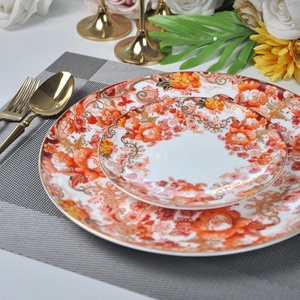 <span class=keywords><strong>Service</strong></span> <span class=keywords><strong>de</strong></span> vaisselle <span class=keywords><strong>de</strong></span> luxe en porcelaine fine à motif floral <span class=keywords><strong>rouge</strong></span> avec bord doré pour mariages et services hôteliers - Product Image 1