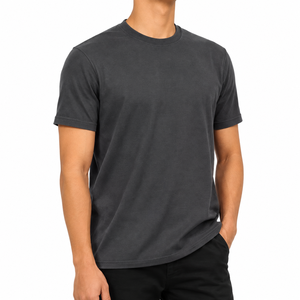 Camiseta de manga corta con cuello redondo, color gris oscuro, para hombre, corte regular, precio al por mayor. - Product Image 1
