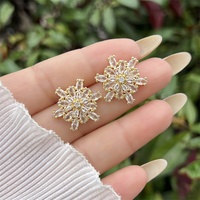 Boucles d'oreilles en forme de cœur en cuivre plaqué or 18 carats avec perle artificielle et fleur en zircon plein de diamants dans différents styles