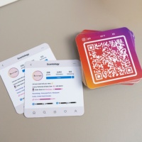 Diseño gratuito de alta calidad Instagram Facebook QR Code Social Media Pink Business Card con logotipo personalizado Saludo Tarjetas de agradecimiento