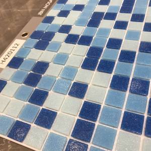 Mosaico di Piastrelle Quadrate in <span class=keywords><strong>Vetro</strong></span> Blu Sciolto a Caldo per Piscine e Rivestimenti - Product Image 1