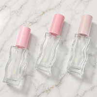 Tube de brillant à lèvres en verre ondulé de 10 ml avec bouchon rose, flacon vide pour huile à lèvres avec applicateur, emballage cosmétique personnalisé