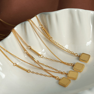 फिश स्केल छोटा सोने का हार महिलाओं के लिए 18K नेट लाल फ्लैश बार शुगर क्यूब इस साल की हल्की लक्जरी हंसली श्रृंखला अद्वितीय - Product Image 1