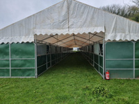 Abri pour chevaux portable toutes saisons, box modulaire temporaire pour chevaux, panneaux en HDPE, acier galvanisé à chaud avec kit de toiture complet