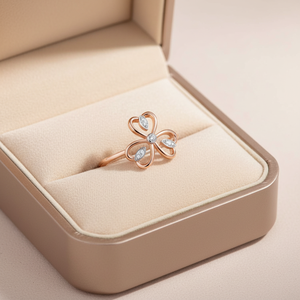 แหวนดอกโคลเวอร์แฮนด์เมดคุณภาพสูง ดีไซน์เรียบหรู ประดับเพชรแท้ธรรมชาติ ทองคำแท้ 18K สีโรสโกลด์ ขายส่ง - Product Image 5