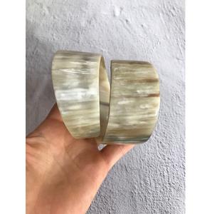 Brazaletes de cuerno de búfalo natural, joyería tallada a mano para mujeres, artesanía tradicional inspirada en la moda y un accesorio que expresa un sentido cultural. - Product Image 1