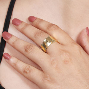 Último anillo de banda martillado de plata esterlina 925 chapado en oro de 18 quilates con incrustaciones de ajuste de bisel Vintage para fiestas de aniversario de boda - Product Image 3