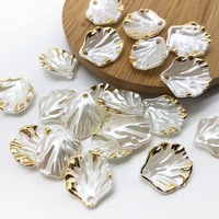 Breloques en acrylique en forme de feuille, pendentifs coquillages nacrés 15x17mm avec bord doré pour la fabrication de bijoux DIY, vente en gros directe usine