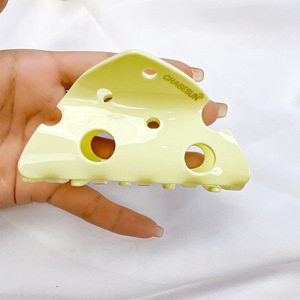 Pinza para el pelo con forma de queso Chasesun, amarillo claro, 10 cm, pinza acrílica para uso diario de las mujeres - Product Image 1