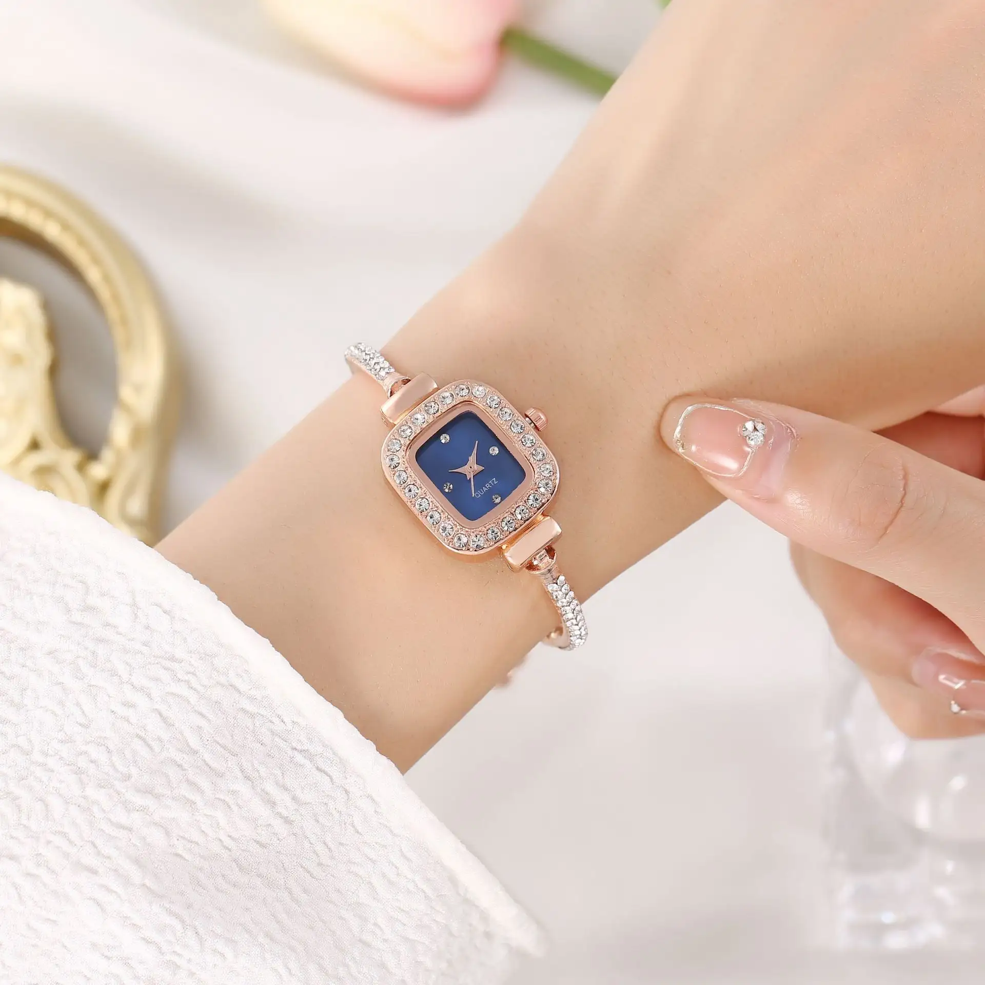 2023 nouvelle mode diamant ensemble carré dames montre bracelet bracelet dames montre à quartz en gros
