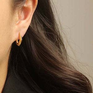 Pendientes de aro geométricos en forma de C, chapados en oro de 18 quilates, de acero inoxidable para mujer, diseño minimalista a la moda. - Product Image 3