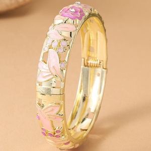 Venta al por mayor de fábrica: Pulsera de cadena y eslabones chapada en oro con diseño retro de flores y hojas verdes, hueca y ancha, para mujer. - Product Image 5
