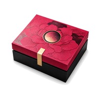 Boîte cadeau rigide rouge en gros avec couvercle amovible, bande dorée à motif pivoine en relief, pour cadeaux festifs et de détail