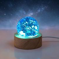 Vente en gros transfrontalière : Ornement décoratif de bureau, petite veilleuse sphérique en cristal coloré effet glace craquelée et ciel étoilé lumineux