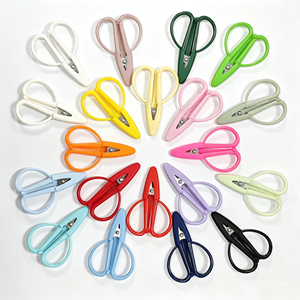 Forbici Portatili per Filati, Mini Forbici Tascabili con Custodia in Silicone Integrata, Taglierini Affilati in Acciaio Inossidabile per Filati e Lavori <span class=keywords><strong>a</strong></span> Maglia - Product Image 1