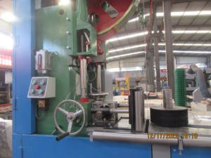 Scie à ruban verticale industrielle à alimentation automatique fabriquée en Chine - Product Image 4