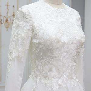 فستان زفاف إسلامي أنيق ومخصص بطول الكلمة مع دانتيل بأكمام طويلة وياقة دائرية وسحاب - Product Image 3