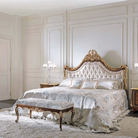 Luxuriöses französisches Kingsize-Bett mit getuftetem Kopfteil, goldfarbenem, holzgeschnitztem Schlafzimmer-Set aus Foshan für Villen