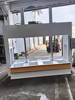 Presse à froid compacte conçue pour les espaces de travail restreints, presse à froid robuste pour une efficacité accrue dans la fabrication de portes