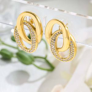 1 Par de Pendientes de Aro Doble Entrecruzados con Diamantes Pavé en Oro - Diseño de Anillo Cruzado, Elegantes y Versátiles para Eventos Casuales - Product Image 4