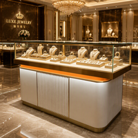 Vitrine de présentation de bijoux de luxe moderne, peinte en blanc, écologique, recyclable, durable, personnalisable, avec verre incurvé et éclairage LED