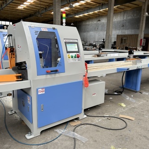 La sega a taglio automatico rileva accuratamente le dimensioni del materiale, garantendo un taglio preciso per il taglio di <span class=keywords><strong>pallet</strong></span> e travi <span class=keywords><strong>in</strong></span> <span class=keywords><strong>legno</strong></span>. - Product Image 5