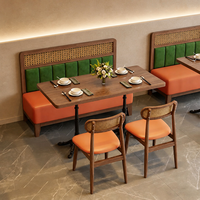 Ensemble table et banquette en cannage couleur Ambre Lumineux, banquette en bois de châtaigne, chaise à panneaux en cannage, table à base noire pour café matinal et salle à café