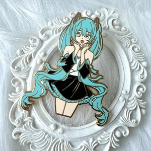 Spille da bavero personalizzate di alta qualità, stile Anime Girl Angel, 50mm, in smalto duro placcato oro, con tecnica di fusione a frizione, finitura seta - Product Image 2
