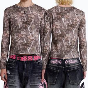 เสื้อยืดแขนยาวพิมพ์ลายโลโก้แบบ DTG ทรงเข้ารูปสำหรับผู้ชาย แฟชั่นสตรีทแวร์สไตล์วินเทจ ผ้าเจอร์ซีย์คอตตอนลายพรางวูดแลนด์ - Product Image 6