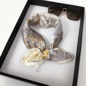 Écharpes carrées vintage 68*68 pour femmes, brodées, imprimées numériquement, bordure roulée à la main, multifonctionnelles, toutes saisons, en soie - Product Image 3