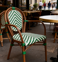 Chaise d'extérieur commerciale verte en rotin synthétique et bambou à dossier incurvé empilable