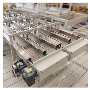 Linea di automazione degli imballaggi per alimenti e bevande con sistema di trasporto sincrono a catena piatta a più file - Product Image 3