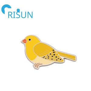 Spille per amanti degli uccelli spille in metallo giallo canarino regalo personalizzato pappagallino pappagallino uccello canarino distintivo - Product Image 2