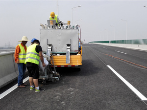 หม้อหลอมกาวร้อนไฮดรอลิกแบบสองกระบอกสูบ ยี่ห้อ Showway Traffic รุ่น Thermoplastic Preheater ขนาด 1200 กก. สำหรับหลอมสีและกาวร้อน ยี่ห้อ Marki - Product Image 1