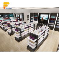Aménagement de magasin de marque moderne avec présentoirs en verre, comptoir de caisse pour magasin de beauté
