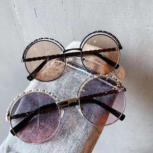 Lunettes de soleil Qianai à monture ronde avec branches en chaîne métallique dorée, protection UV Type 3, unisexe, style urbain, protection solaire - Product Image 3