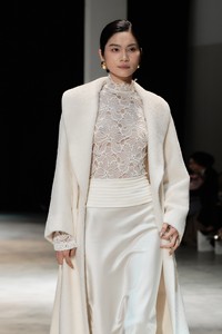 Mejores faldas de ropa de alta gama: Falda de columna con cintura fruncida de lujo, superficie lisa, 89% triacetato, 11% poliéster, faldas de satén Mison, Vietnam - Product Image 6