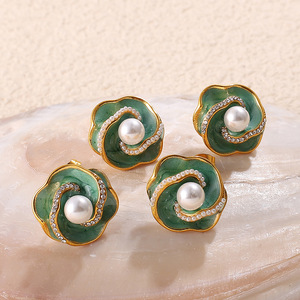 Boucles d'oreilles clous fleur en alliage de zinc et acier inoxydable plaqué or 18 carats avec perle, bijoux de mode pour femme - Product Image 3