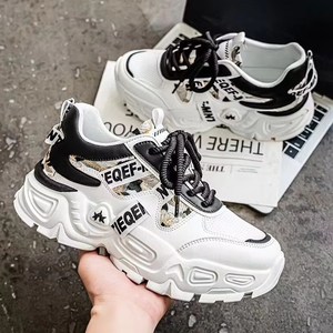 <span class=keywords><strong>Sneakers</strong></span> da <span class=keywords><strong>uomo</strong></span> bianche con <span class=keywords><strong>suola</strong></span> spessa, inserti in rete nera e design stampato, scarpe alla moda stile papà per un look casual. - Product Image 5