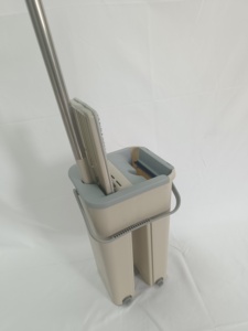 Oferta Especial: Mopa Plana de Microfibra Reemplazable, Manos Libres, para Limpiar Pisos, Mopa Mágica Giratoria 360° con Cubo, Hauswell - Product Image 1