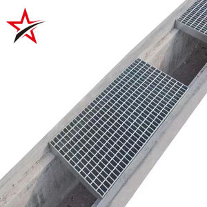 Canalón de hormigón polímero con rejillas de acero galvanizado inoxidable y zanjas para estacionamiento - Product Image 1