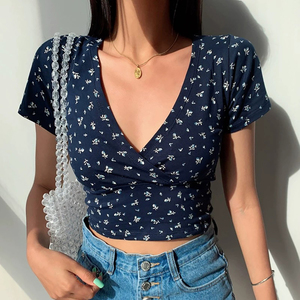 T-shirt d'été chic à imprimé floral pour femme, col en V, coupe courte, manches courtes, tricoté, ajusté, style Prairie, avec détails en dentelle - Product Image 6