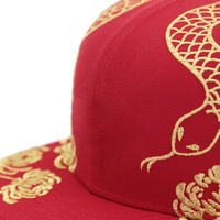 Gorras De Año Nuevo Chino 2025 Estilo Animal Serpiente De Ala Plana 6 Paneles Estructurada Perfil Alto Snapback Gorras Personalizadas Con Bordado