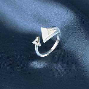 Anillo de Circonita con Incrustaciones de Hielo y Abertura Triangular Popular, Estilo Simple y Moderno, Accesorios de Anillo Geométrico al por Mayor - Product Image 5