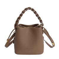 Sac seau fourre-tout 2026 Nouvelle collection été en PU tressé avec fermeture à cordon, polyvalent, porté épaule et bandoulière, design de niche