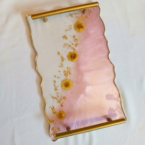 Plateau de service en résine rose écologique peint à la main, forme irrégulière, poignées dorées, décoratif avec fleurs séchées et feuilles, pour vanité - Product Image 1