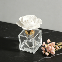 Diffuseur de parfum Finru Reed, pierre aromatique, bouteille en verre carrée de 100 ml, fleur en porcelaine, parfum d'ambiance artisanal, huile essentielle, cadeau de luxe