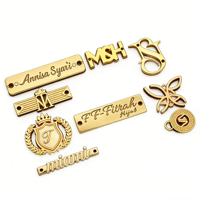 Étiquettes de vêtements en métal personnalisées en forme de rouleau avec logo de designer gravé, luxueuses et lavables