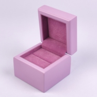 Boîte à bijoux en bois haute brillance avec insert en velours, options multicolores, logo personnalisé pour les bijouteries, la vente au détail et l'emballage de cadeaux de marques de luxe