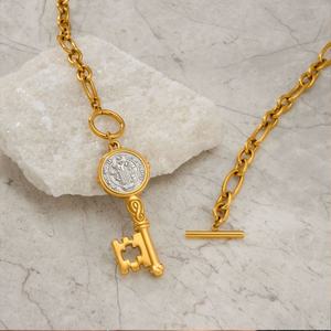 Collier religieux en or jaune 14 carats inaltérable avec pendentif clé, chaînes fines en acier inoxydable pour femme - Product Image 3